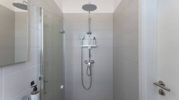 Dusche, Haartrockner, Handtücher, Shampoo
