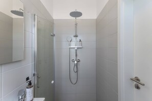 Dusj, hårføner, håndklær og sjampo