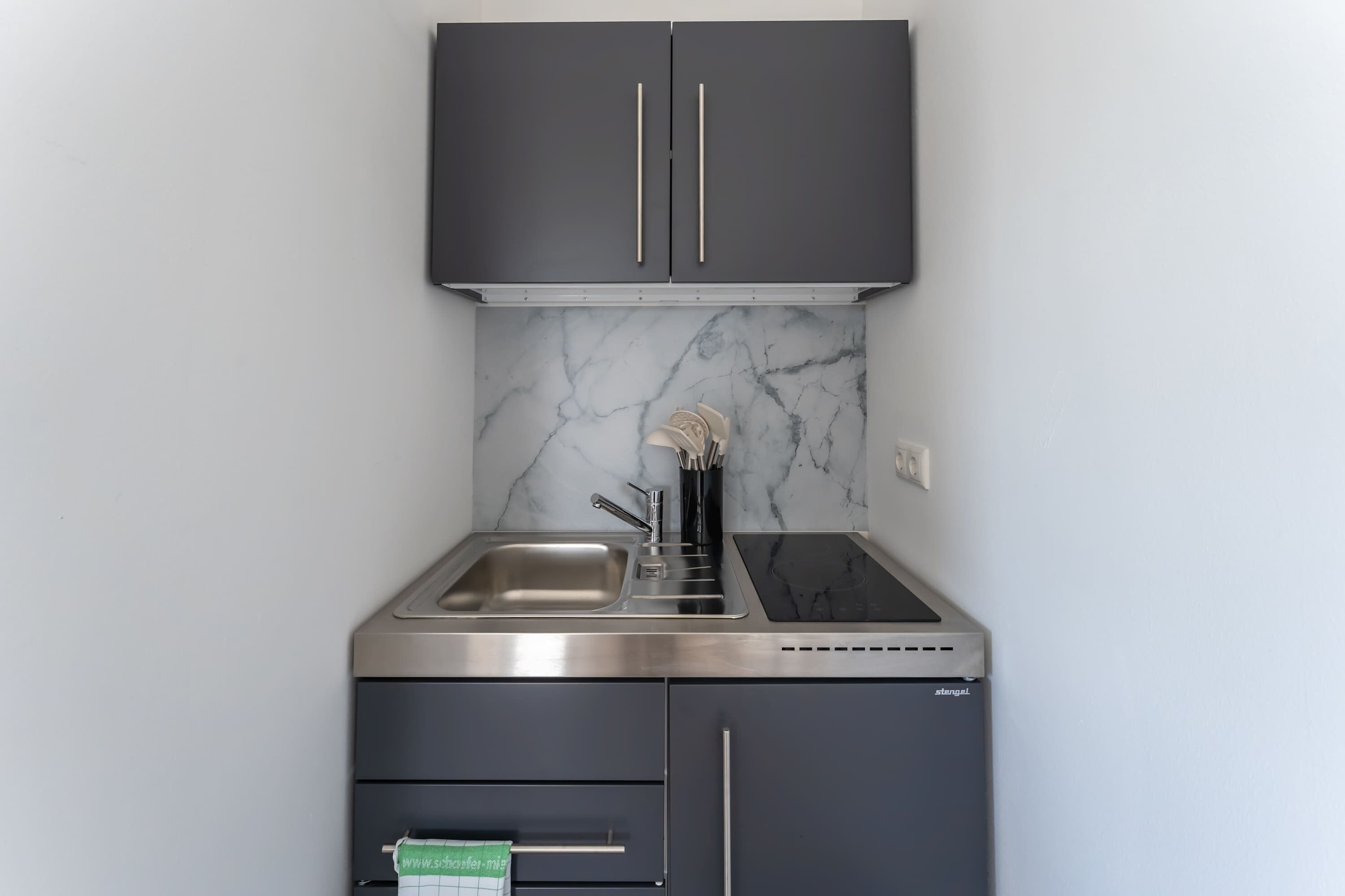 Kühlschrank, Herdplatte, Wasserkocher mit Kaffee-/Teezubehör