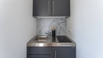Kühlschrank, Herdplatte, Wasserkocher mit Kaffee-/Teezubehör
