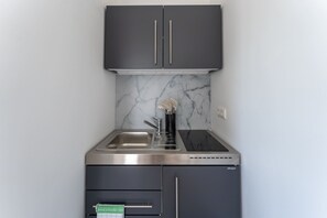 Fridge, stovetop, coffee/tea maker, electric kettle - LiT LiVING: Luxus | Box SprIng | Kitchen | Parking (Altenstadt)