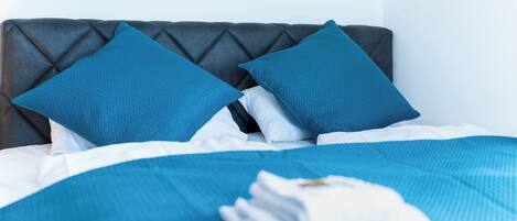 1 dormitorio, escritorio, tabla de planchar con plancha y wifi