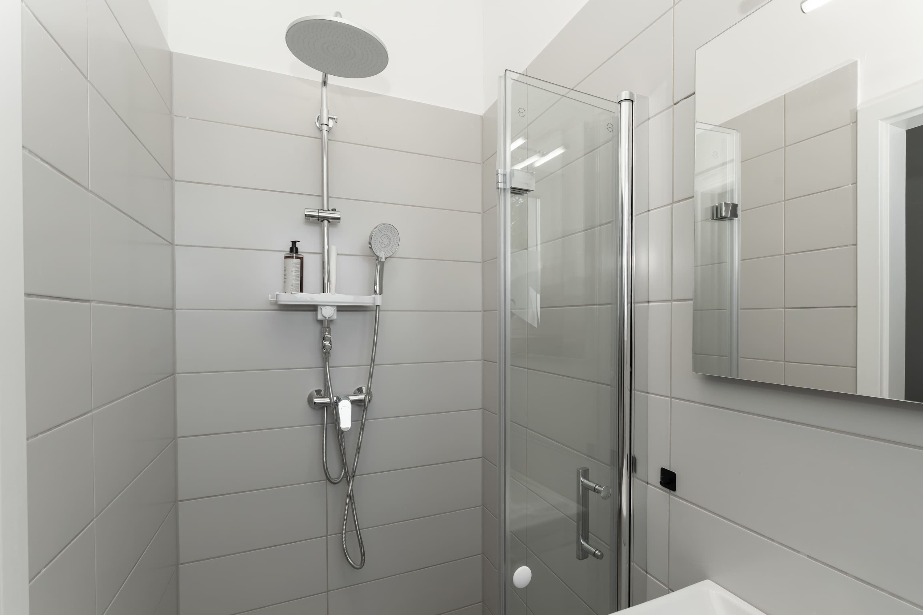 Dusche, Haartrockner, Handtücher, Shampoo