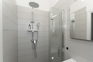Douche, sèche-cheveux, serviettes fournies, shampoing