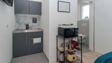 Kühlschrank, Mikrowelle, Herdplatte, Wasserkocher mit Kaffee-/Teezubehör