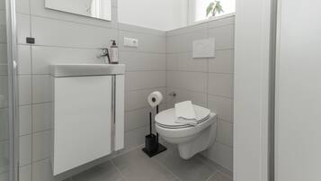 Een douche, een haardroger, handdoeken