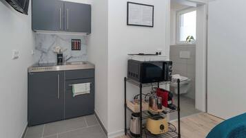 Kühlschrank, Mikrowelle, Herdplatte, Wasserkocher mit Kaffee-/Teezubehör