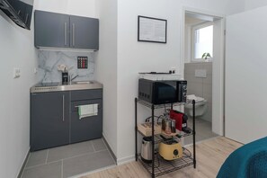 Réfrigérateur, micro-ondes, plaque de cuisson, cafetière/bouilloire