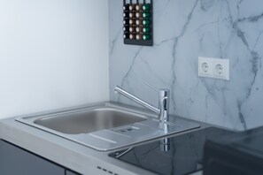 Fridge, stovetop, coffee/tea maker, electric kettle - LiT LiVING: Luxus | Box SprIng | Kitchen | Parking (Altenstadt)