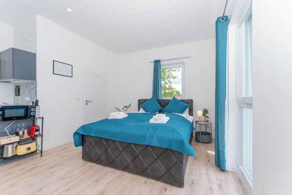 1 bedroom, desk, iron/ironing board, WiFi