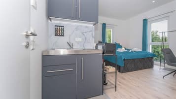 1 dormitorio, escritorio, tabla de planchar con plancha y wifi