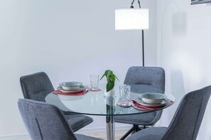Dining - LiT LiVING: Luxus | Box SprIng | Kitchen | Parking (Altenstadt)