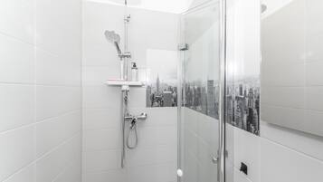 Dusche, Haartrockner, Handtücher, Shampoo