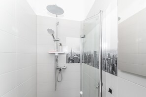 Shower, hair dryer, towels, shampoo - LiT LiVING: Luxus | Box SprIng | Kitchen | Parking (Altenstadt)