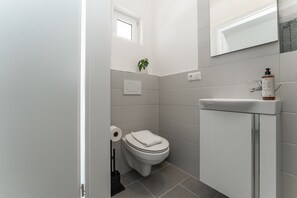 Dusj, hårføner, håndklær og sjampo