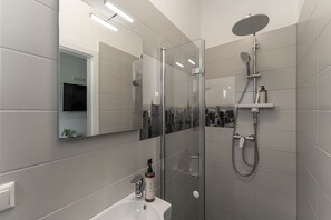 Dusch, hårtork och handdukar