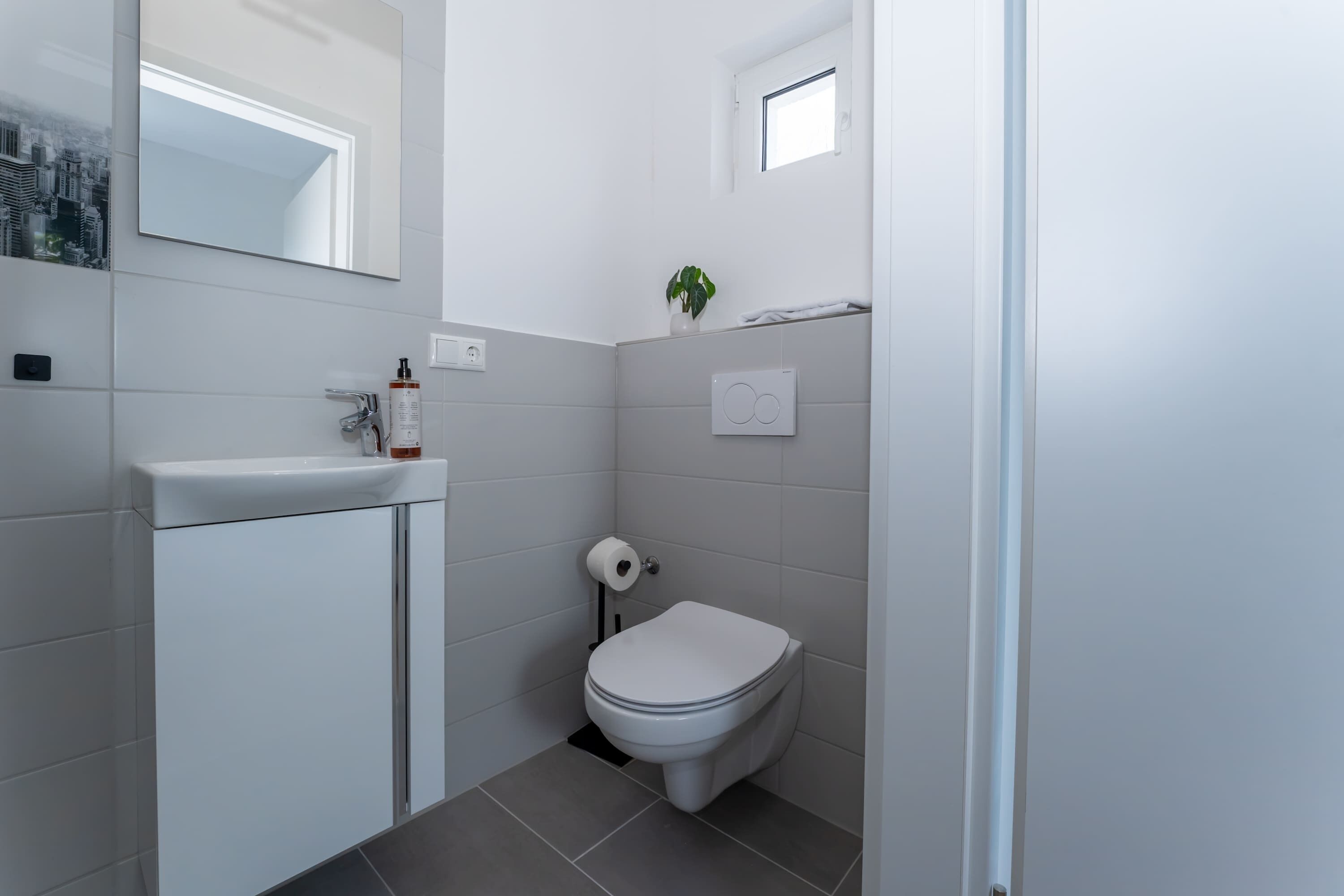 Shower, hair dryer, towels, shampoo
