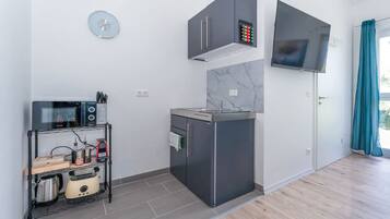 Kühlschrank, Herdplatte, Wasserkocher mit Kaffee-/Teezubehör