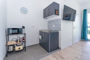 Fridge, stovetop, coffee/tea maker, electric kettle