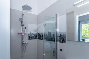 Douche, sèche-cheveux, serviettes fournies