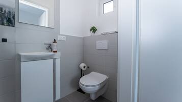 Dusche, Haartrockner, Handtücher