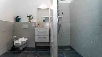 Dusche, Haartrockner, Handtücher, Shampoo
