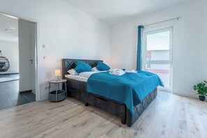 2 bedrooms, desk, iron/ironing board, WiFi