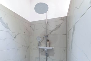 Dusche, Haartrockner, Handtücher