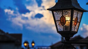 Una farola con una cubierta de cristal decorativa.