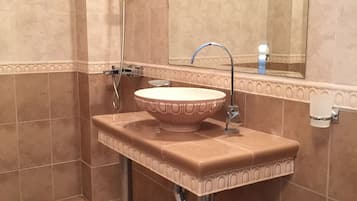Douche, sèche-cheveux, serviettes fournies, savon