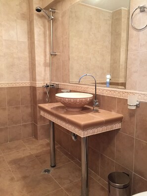Een douche, een haardroger, handdoeken, zeep