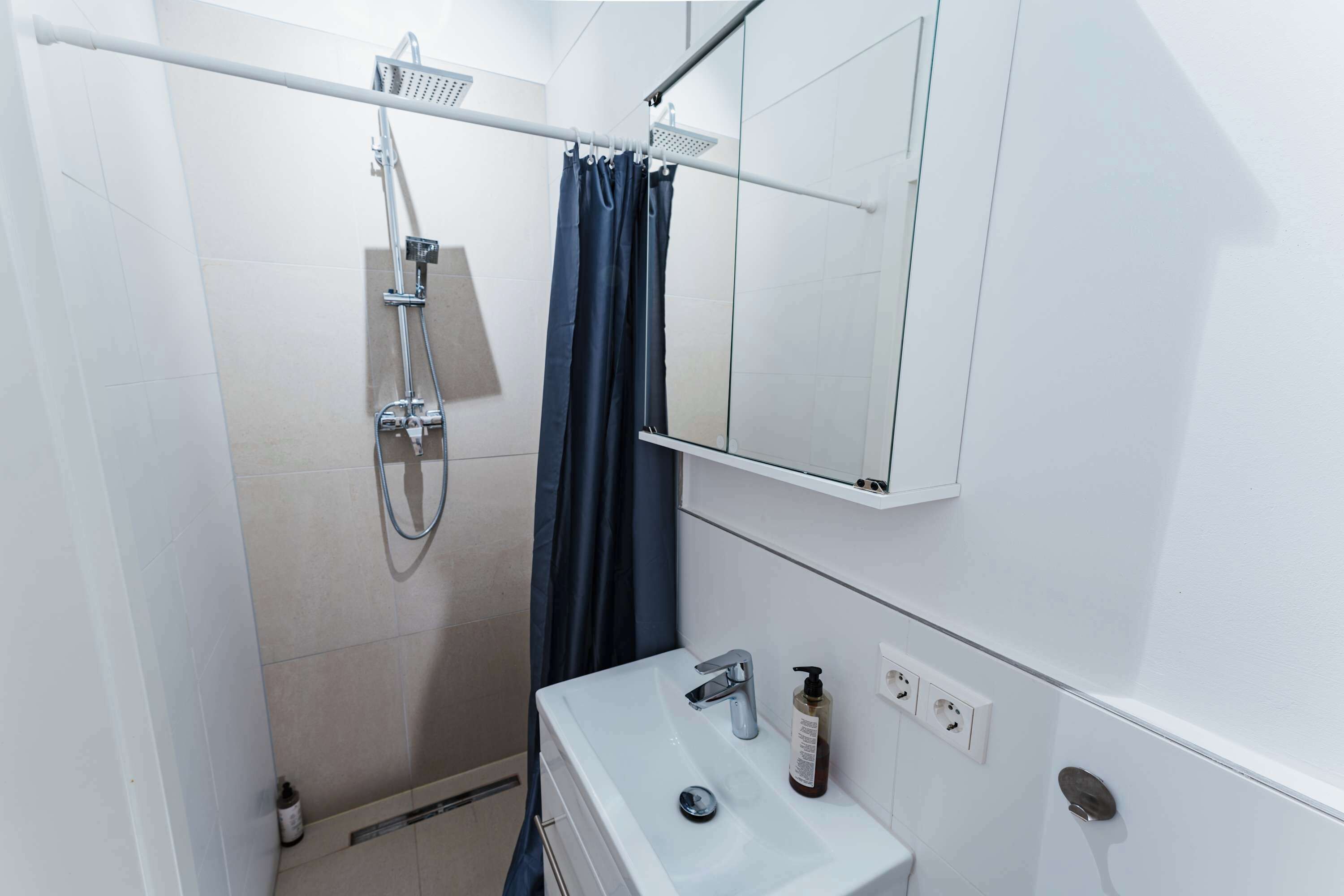 Dusche, Haartrockner, Handtücher, Shampoo