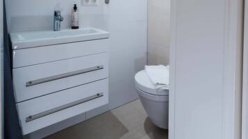 Douche, sĂšche-cheveux, serviettes fournies