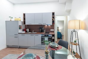 Frigorifero, forno, piano cottura, lavastoviglie