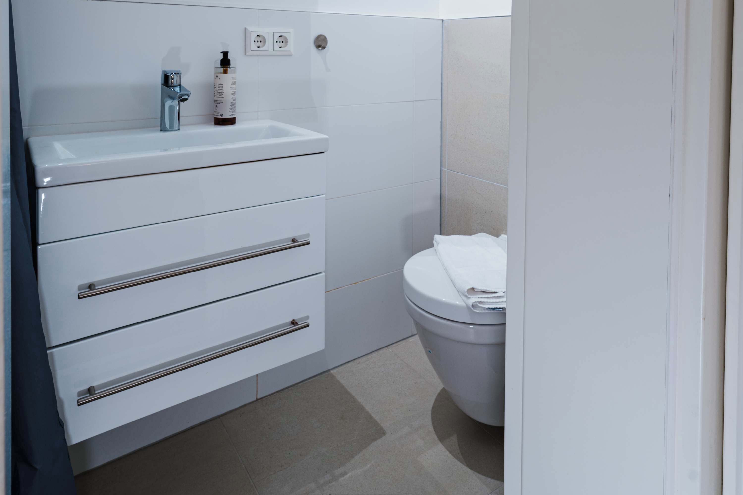Dusche, Haartrockner, Handtücher, Shampoo