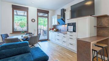 Fridge, oven, stovetop, dishwasher