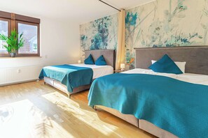 2 bedrooms, desk, iron/ironing board, WiFi - LiT LiVING Luxury Penthouse - terrace - Box Spring (Weinheim)