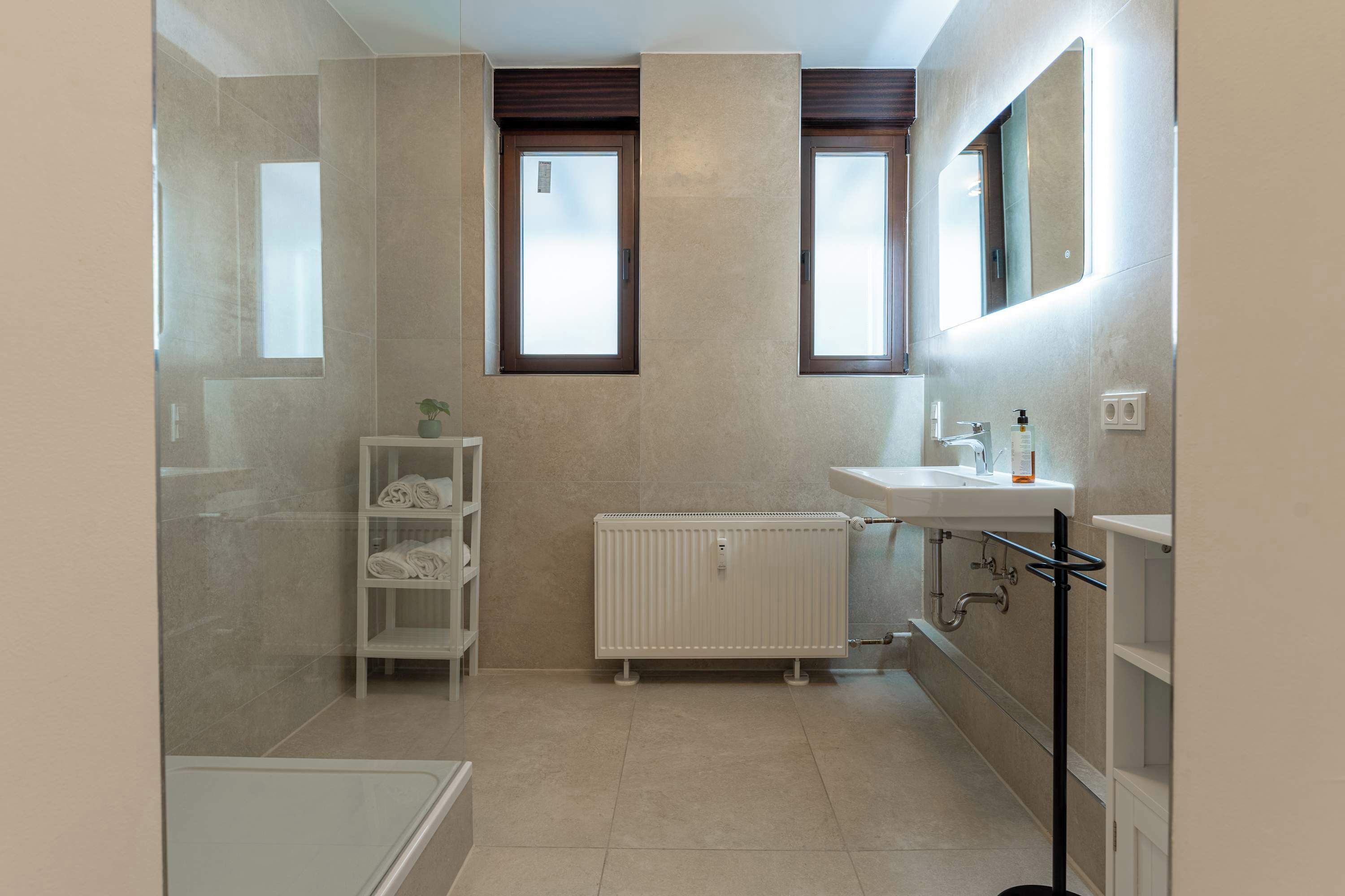 Dusche, kostenlose Toilettenartikel, Haartrockner, Handtücher
