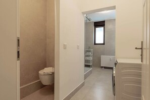 淋浴设施、免费洗浴用品、吹风机、毛巾