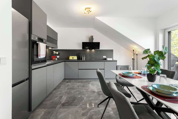 Fridge, oven, stovetop, dishwasher