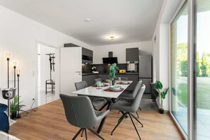 Dining - LiT LiVING: Luxus | Box SprIng | Parking | Garten (Unknown)