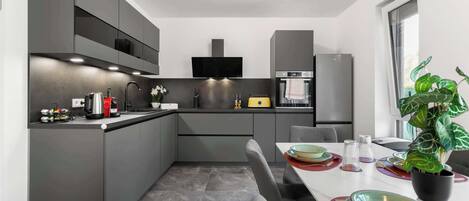 Fridge, oven, stovetop, dishwasher