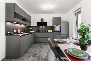 Fridge, oven, stovetop, dishwasher - LiT LiVING: Luxus | Box SprIng | Parking | Garten (Wörth am Rhein)