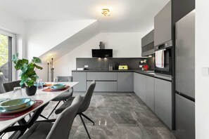 Kühlschrank, Ofen, Herdplatte, Geschirrspüler