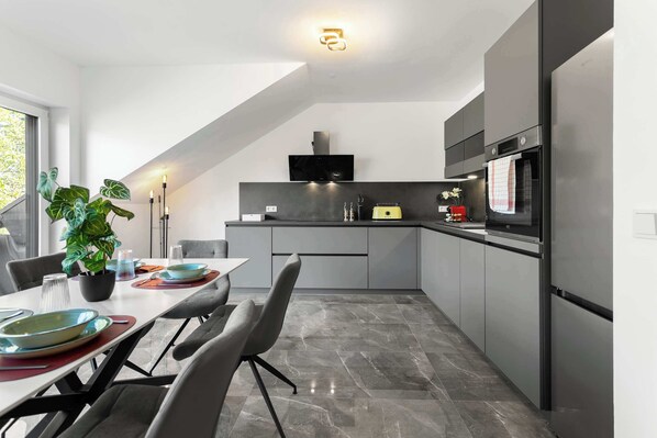 Fridge, oven, stovetop, dishwasher