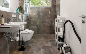 Shower, hair dryer, towels, shampoo