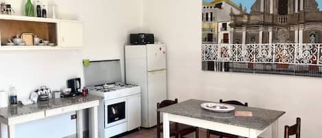 Réfrigérateur, four, plaque de cuisson, cafetiÚre/bouilloire