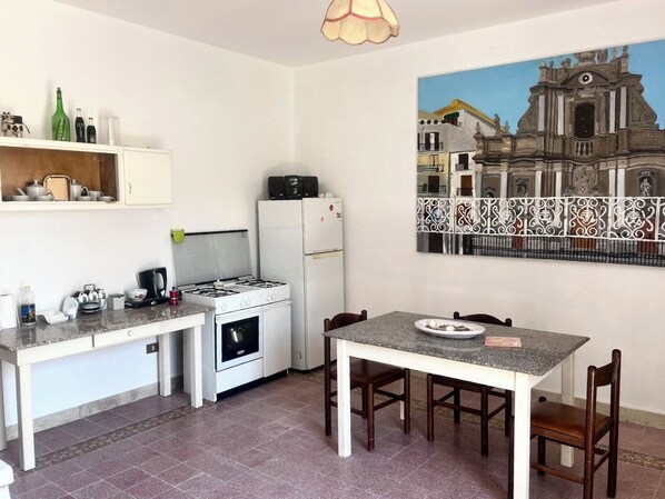 Refrigerador, horno, parrilla de estufa y cafetera y tetera 
