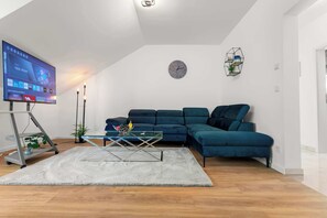 TV, offices - LiT LiVING: Luxus | Box SprIng | Parking | Balcony (Wörth am Rhein)