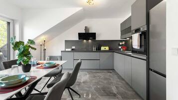 Kühlschrank, Ofen, Herdplatte, Geschirrspüler